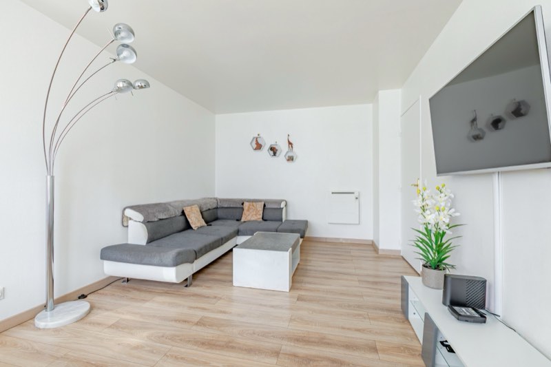 Helles Wohnzimmer der Wohnung nahe dem Stade de France
