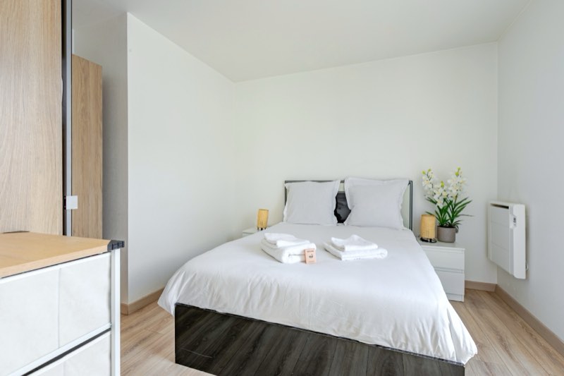 Bedroom with double bed in the Saint-Denis apartment
