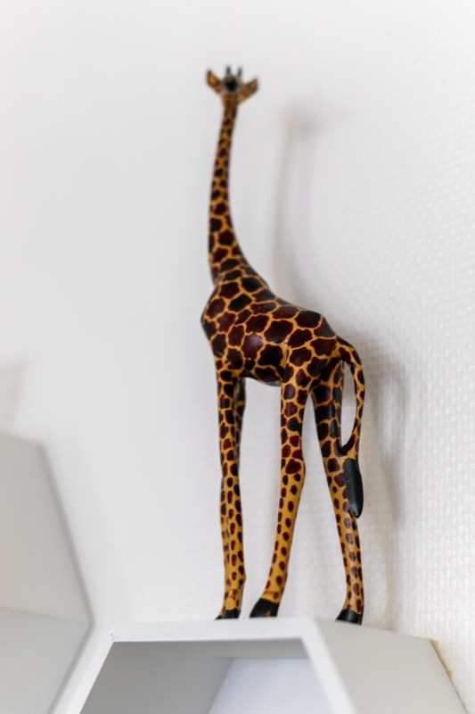 Deko: geschnitzte Giraffe